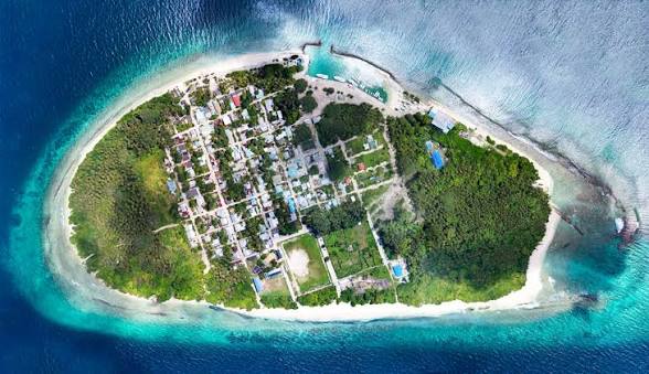 SurfSquare volunteers on a Maldivian beach